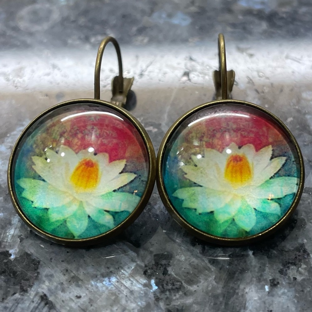 $2/$29 or 3/$39 NWOT Colorful red/green ombre lotus floral blossom earrings - Picture 3 of 3
